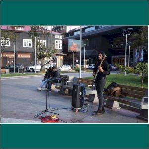 Puerto Varas, Gitarrist an der Plaza, 31.12.21