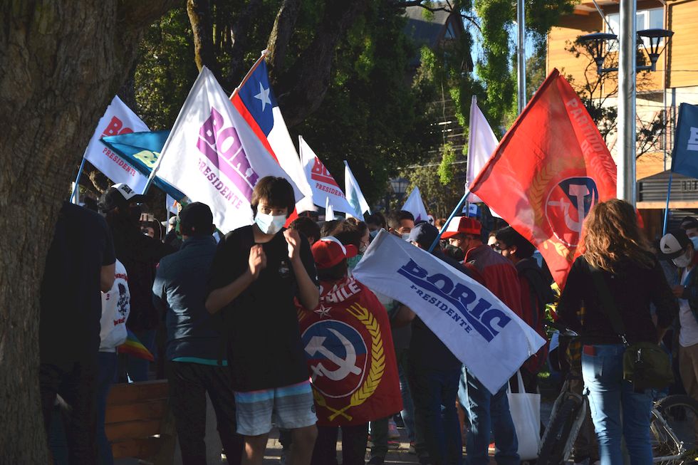 v100ap-0978-1-Puerto-Varas-Plaza-Elecciones-Boric-19-12-m.jpg