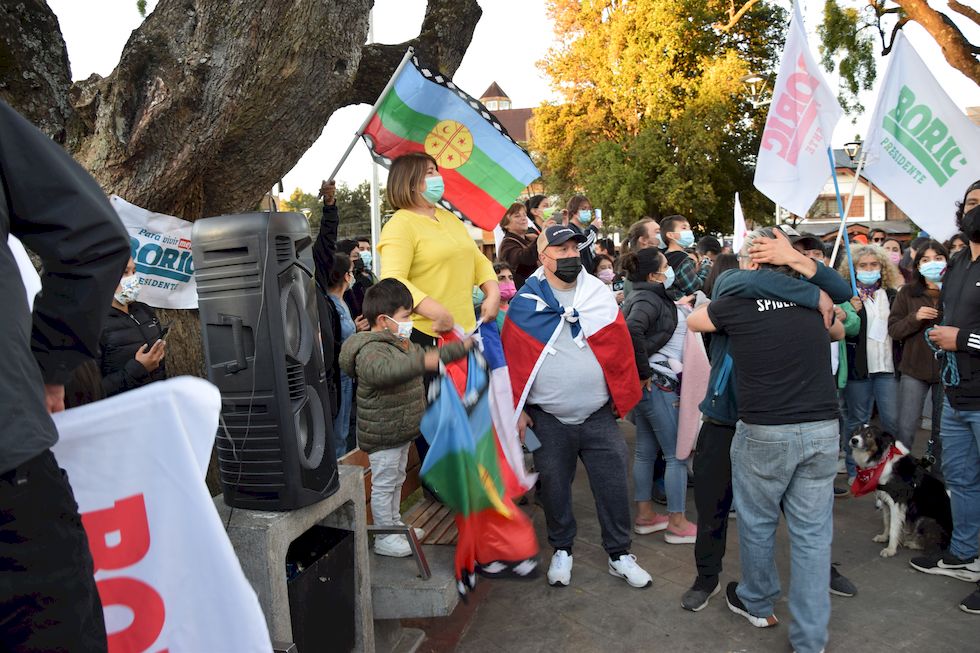 v102ap-1007-1-Puerto-Varas-Plaza-Elecciones-Boric-19-12-m.jpg