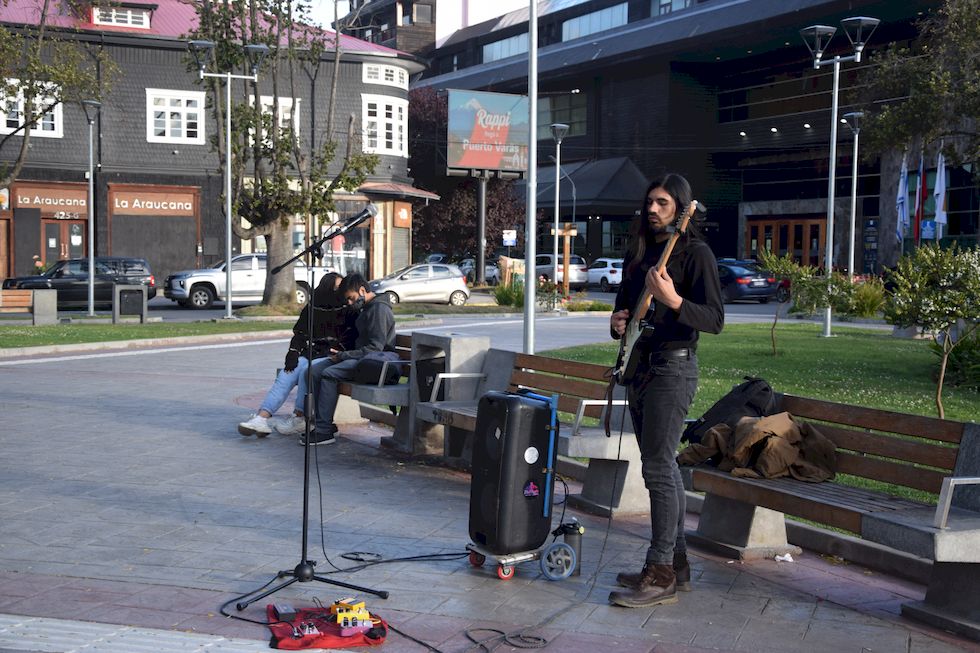 v120ap-1118-1-Puerto-Varas-Mirador-Plaza-Gitarrist-30-12-m.jpg