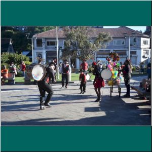 Puerto Varas, Chinchineros an der Plaza, 4.2.22