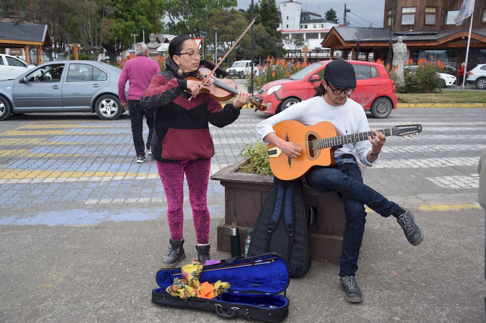 w022ap-0231-1-Puerto-Varas-Mole-Strassenmusiker-13-1-m.jpg