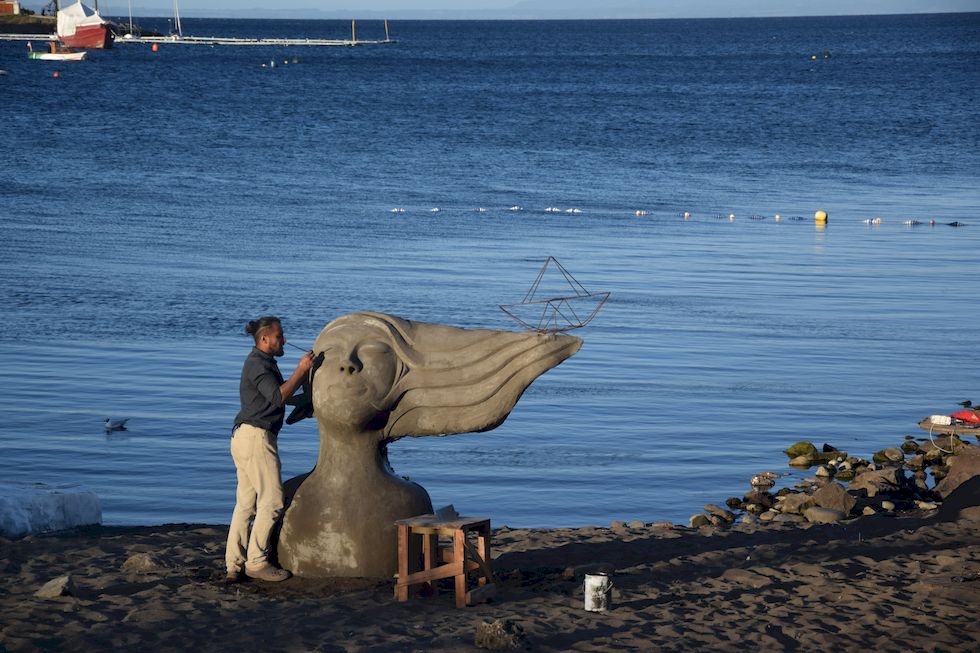 w074ap-0486-1-Puerto-Varas-Mole-Skulptur-Kuenstler-10-2-m.jpg