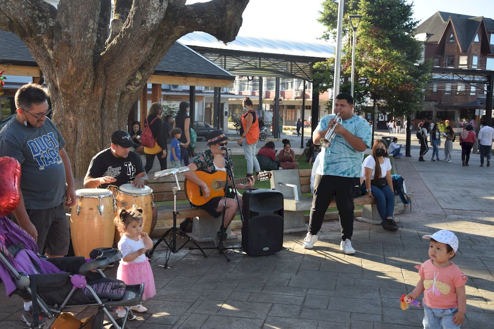 w080ap-0514-1-Puerto-Varas-Plaza-Musiker-14-2-m.jpg