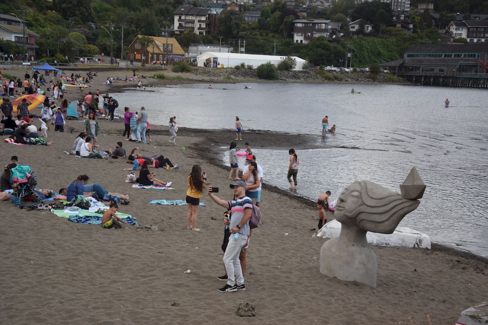 w081ap-0519-1-Puerto-Varas-Mole-Strand-Skulptur-15-2-m.jpg