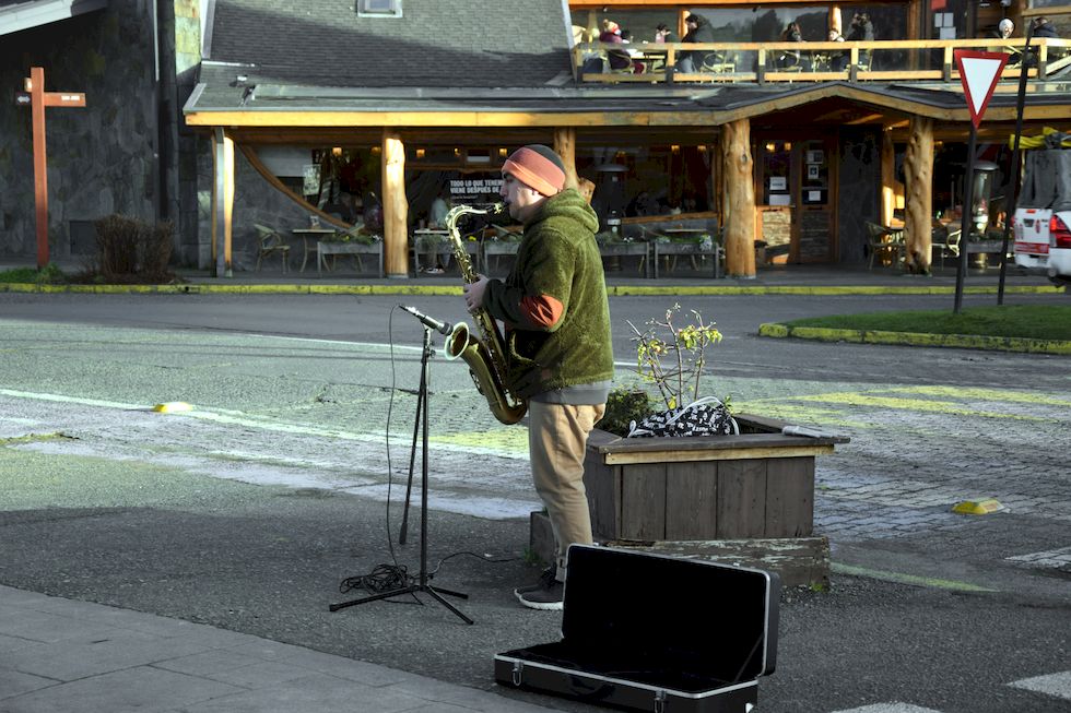 z029ap-0733-1-Puerto-Varas-Saxofonista-18-7-m.jpg