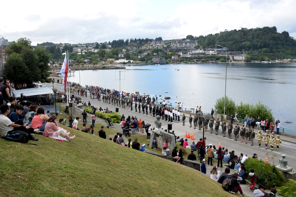 C035-0322-1-Puerto-Varas-Costanera-Militaerfeier-21-1-m.jpg