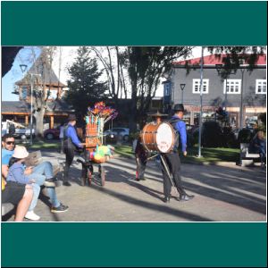 Puerto Varas, Chinchineros an der Plaza, 27.1.23