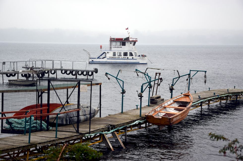 E80ap-0526-1-Puerto-Varas-Bootsstege-Nebel-18-6-m.jpg