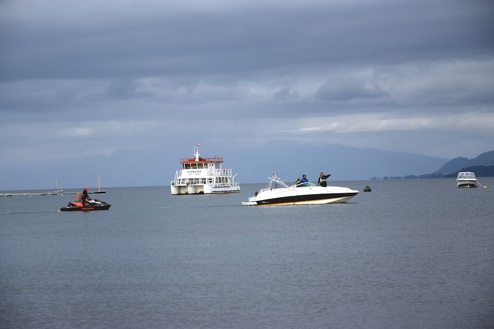 H025ap-0096-1-Puerto-Varas-Boote-am-Lago-Llanquihue-14-11-m.jpg