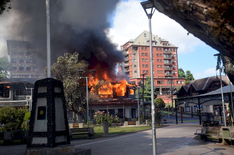 I082ap-1011-1-Puerto-Varas-Incendio-China-Mall-12-2-m.jpg