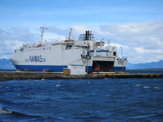 Navimag-Fähre Eden vor Puerto Natales