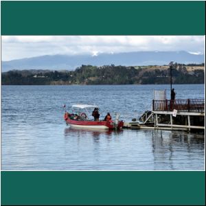 Ausflugsboot an der Mole am Lago Llanquihue