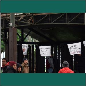 Puerto Varas, Die Leute versammeln sich zur Protestdemo an der Plaza, 24.10.19