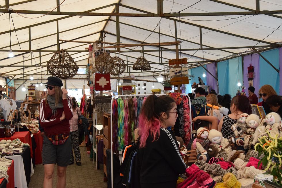 Kunsthandwerksmarkt im Zelt an der Costanera in Puerto Varas