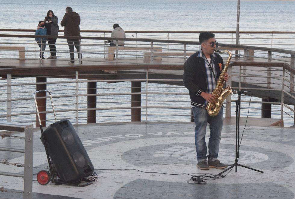 p86ap-0931-1-Mirador-Circular-Saxophonist-19-2-m.jpg