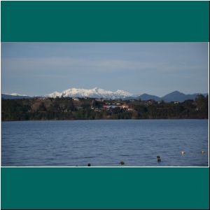 Puerto Varas, Schneebedeckte Berge von der Mole aus, 18.7.21