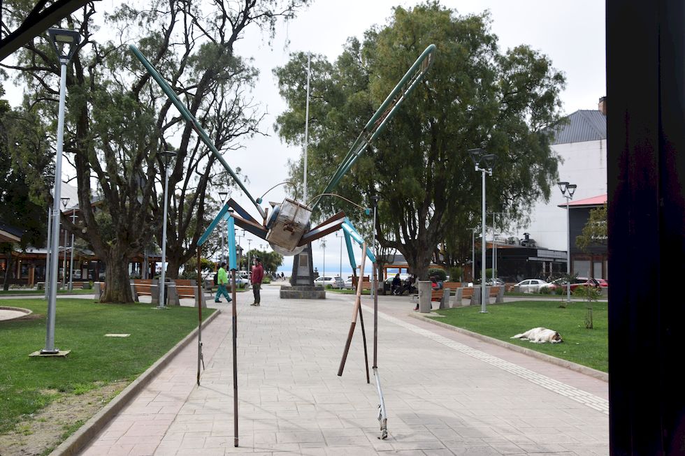 t04ap-0386-1-Plaza-Metallskulpturen-2-9-m.jpg