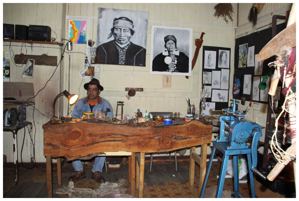 Silberschmied in seiner Werkstatt in Cunco