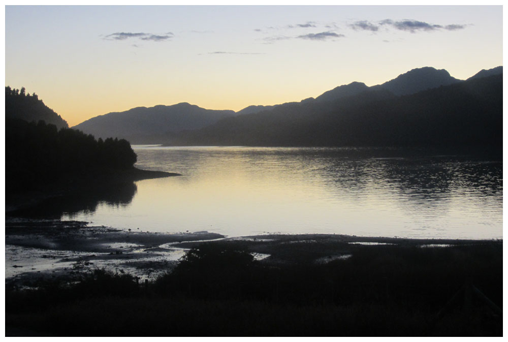 Carretera Austral, Abend am Puyuhuapi-Fjord