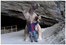 Wolfgang in der Höhle beim Milodon