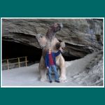 Milodón, Mylodon, Nachbildung vor dem Höhleneingang