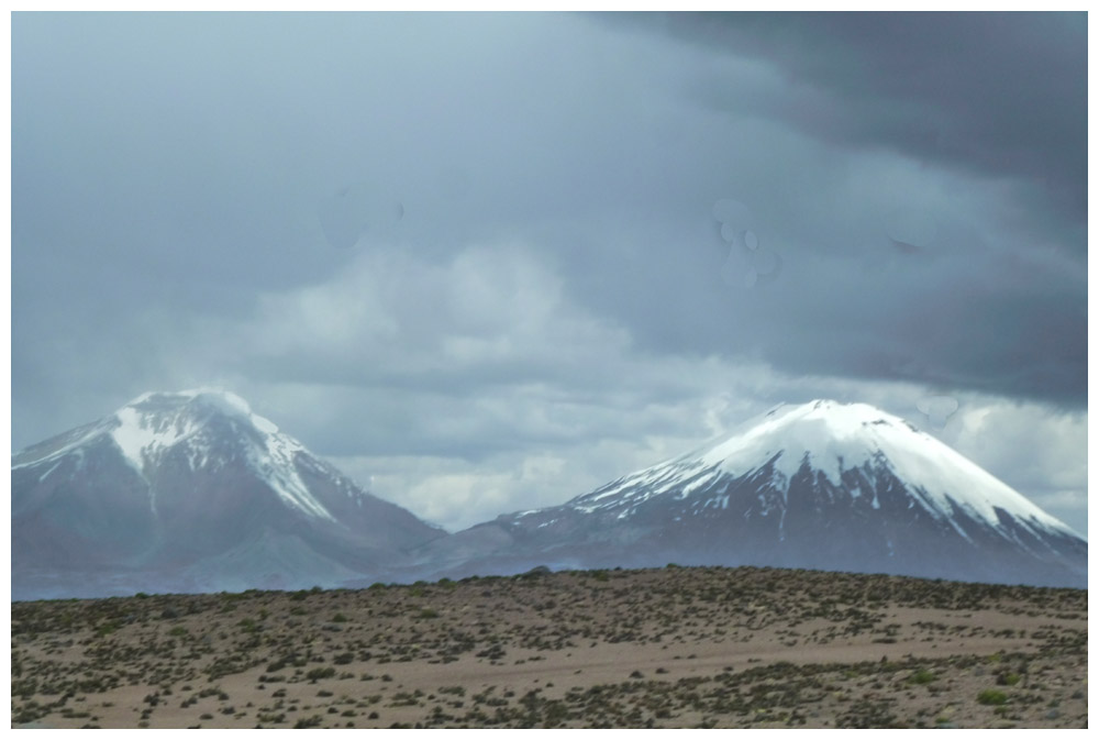 Parinacota, rechts und Pomerape, links