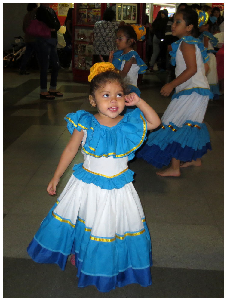 Junge Teilnehmerin an einem Folklorefestival in Arica