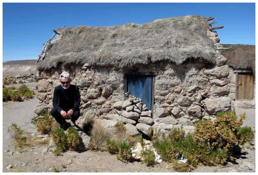 Hannes vor einem unbewohnten Haus in Ancuta im Nationalreservat Las Vicuñas