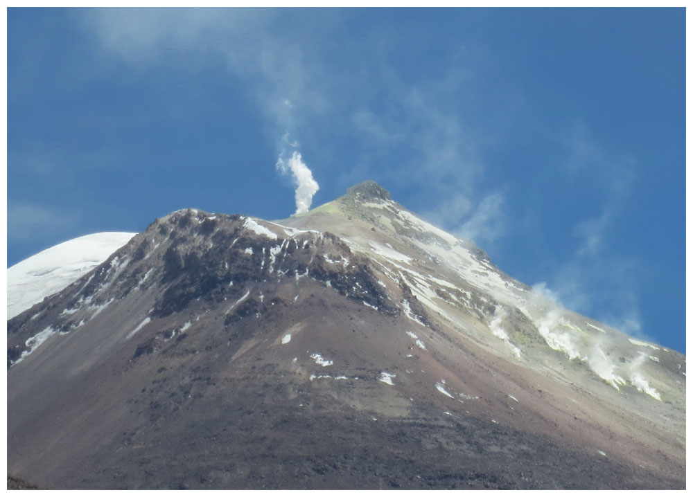 Der rauchende Vulkan Guallatiri im November 2015
