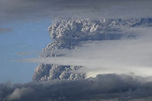 Ausbruch des Vulkans Puyehue vom Lago Puyehue