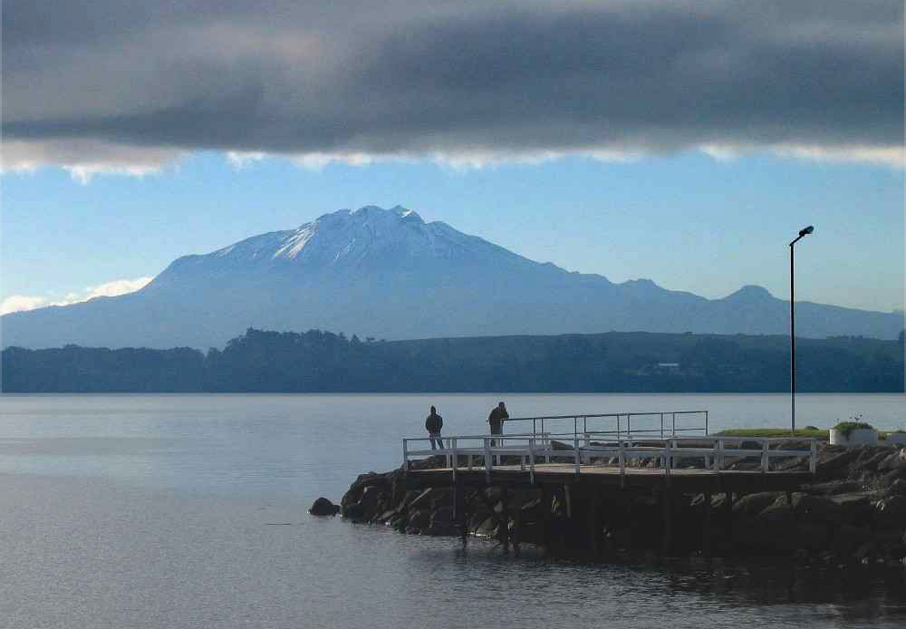 Puerto Varas mit Lago Llanquihue und Vulkan Calbuco