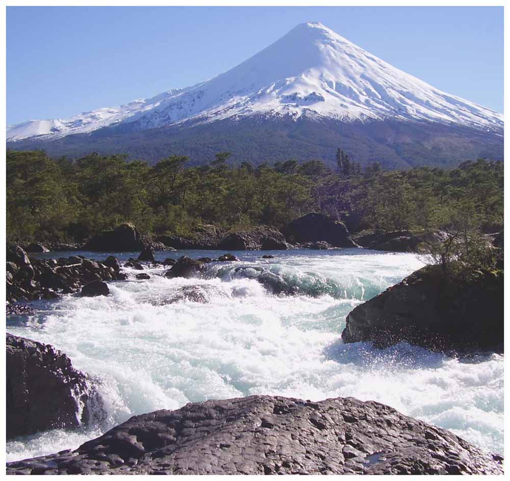 Saltos de Petrohu mit Vulkan Osorno