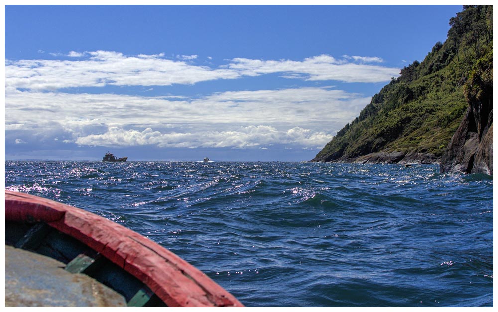 Bootsfahrt im Estuario de Reloncaví (Reloncaví-Fjord) bei Caleta La Arena