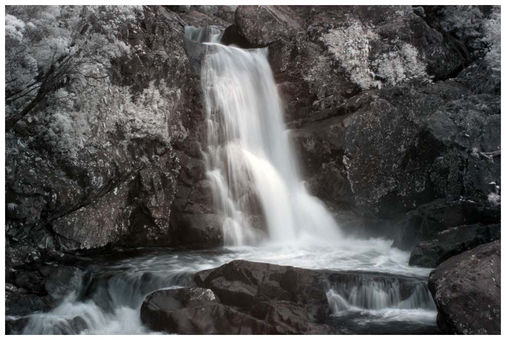 Infrarotfoto aus dem Parque Nacional Alerce Andino, der Wasserfall des Río Chaicas