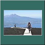 Regina y Klaus en el camino al Crater Rojo del volcán Osorno