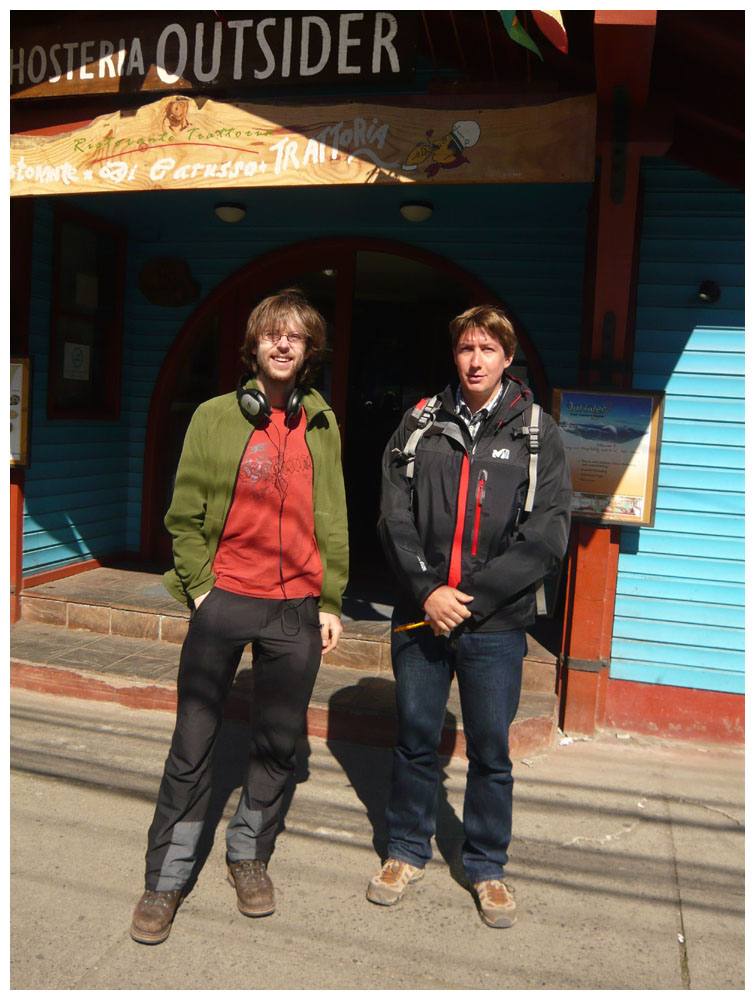 Rüdiger und Hannes vor der Hosteria Outsider in Puerto Varas