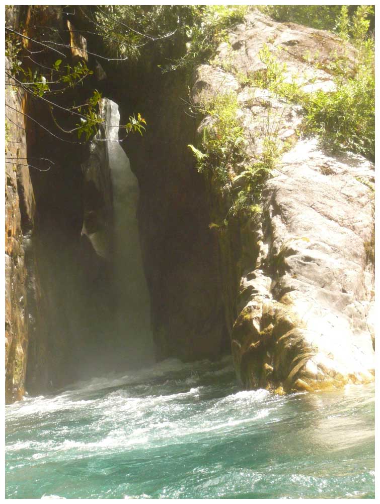 Wasserfall beim Abenteuercamp in Cochamó