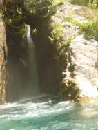 Cochamó. Wasserfall beim Abenteuercamp