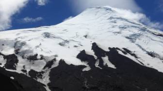 Der 2652 m hohe vergletscherte Gipfel des Vulkans Osorno