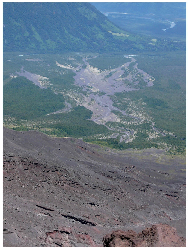 Blick vom Vulkan Osorno ins Tal des Río Petrohué