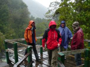 Unser Gruppe beim Wasserfall im Alerce Andino Nationalpark
