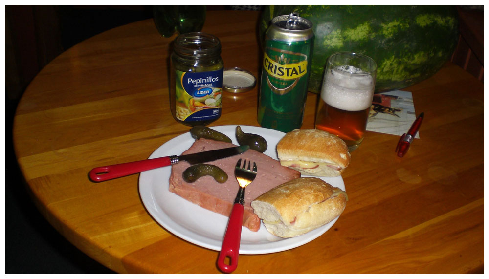 Leberkäse Essiggurken und Bier in der Hosteria Outsider in Puerto Varas