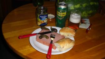 Leberkäse, Bier und Essiggurken, Hosteria Outsider