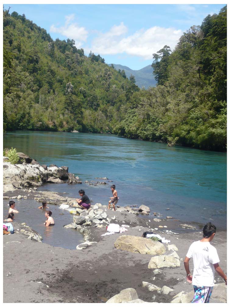 Thermalbecken direkt  neben dem Río Petrohué