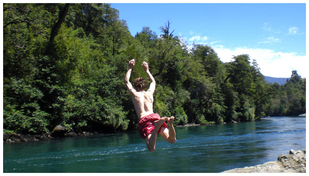 Rüdigers Sprung ins kühle Nass des Rio Petrohue