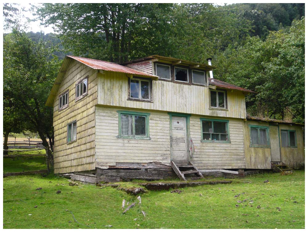 Unbewohntes Bauernhaus über dem Río Petrohué