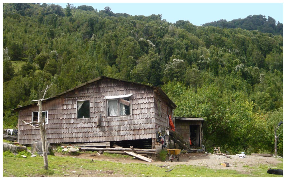 Bewohntes Bauernhaus über dem Río Petrohué