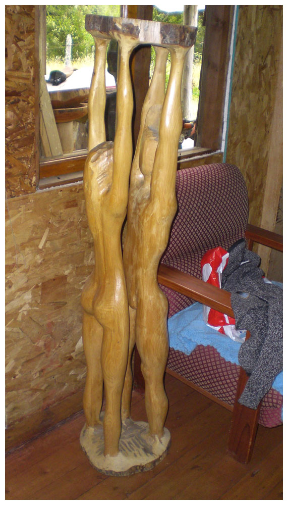 Holzkunstwerke im chilenischen Seengebiet.