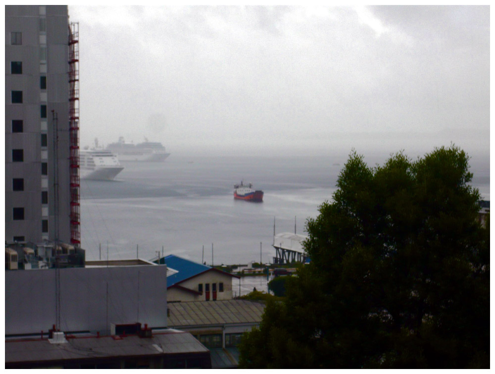 Puerto Montt im Nebel, Kreuzfahrtschiffe